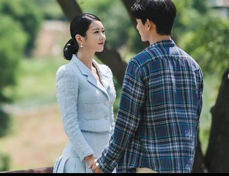 Two pieces berwarna blue sky ini membuatnya terlihat manis. (Foto: Dok. Instagram/@itsokaytonotbeokay_tvn)