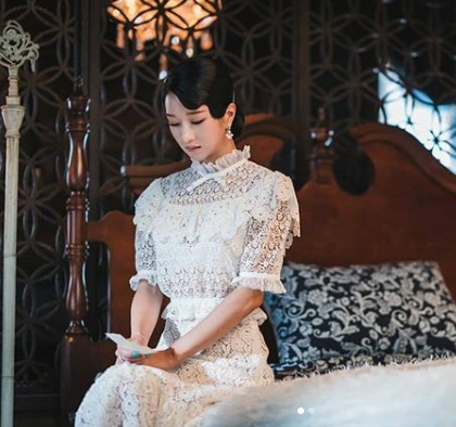 Bohemian yang elegan dalam balutan dress putih. (Foto: Dok. Instagram/@itsokaytonotbeokay_tvn)