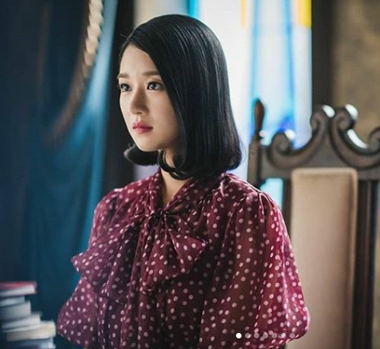 Busana ala vintage dengan motif polkadot dan pita besar membuatnya terlihat imut. (Foto: Dok. Instagram/@itsokaytonotbeokay_tvn)