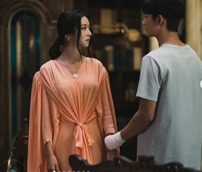 Tampil casual dengan blouse berwarna salmon. (Foto: Dok. Instagram/@itsokaytonotbeokay_tvn)