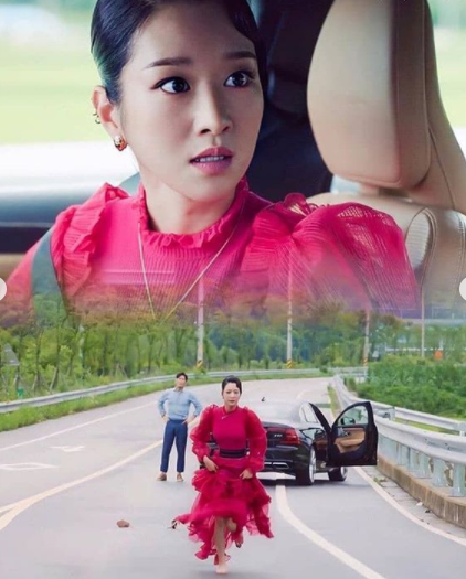 Sangat vintage dan elegan dengan dress rumbai fushia. (Foto: Dok. Instagram/@psychobutitsokay_)