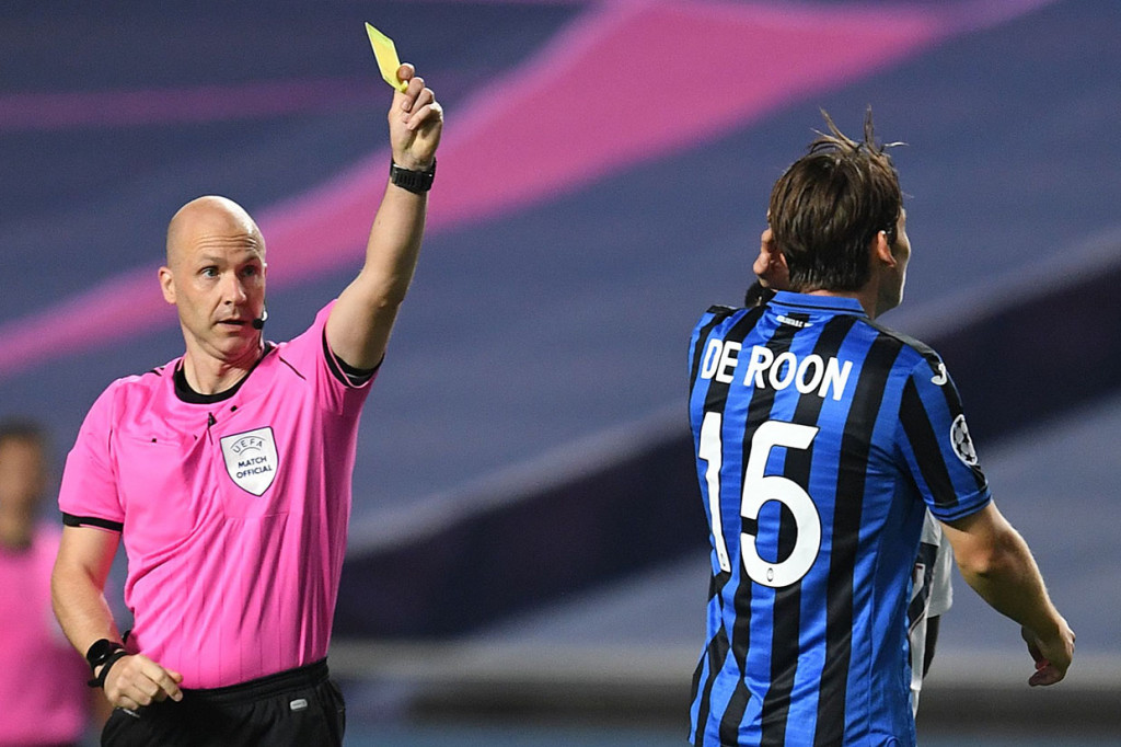 Atalanta tampak mengawali babak kedua dengan sikap frustrasi karena tekanan yang dilancarkan PSG, terlihat dengan kartu kuning yang diperoleh Marten de Roon dan Duvan Zapata.