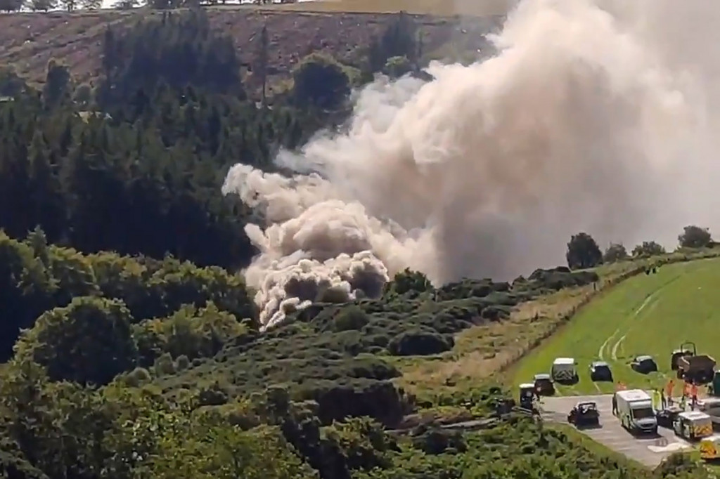 Asap mengepul dari tempat kejadian kecelakaan kereta api di dekat Kota Stonehaven, timur laut Skotlandia pada Rabu, 12 Agustus 2020 pagi waktu setempat.