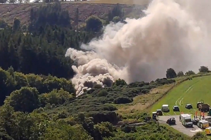 Asap mengepul dari tempat kejadian kecelakaan kereta api di dekat Kota Stonehaven, timur laut Skotlandia pada Rabu, 12 Agustus 2020 pagi waktu setempat.