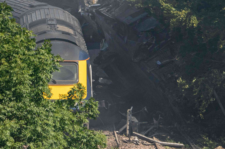 Sang masinis diyakini menjadi salah satu korban tewas, menurut polisi, dengan enam orang lainnya dirawat di rumah sakit. Serikat Kereta Api, Maritim, dan Transportasi (RMT) juga mengatakan bahwa kondektur kereta api adalah korban lain.