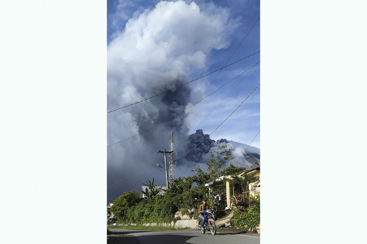 Pusat Vulkanologi dan Mitigasi Bencana Geologi (PVMBG) menyatakan Gunung Sinabung berstatus level III atau siaga dan meminta masyarakat untuk tidak melakukan aktivitas di desa yang telah direlokasi. 
