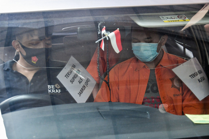 Para tersangka memperagakan reka ulang kasus pembunuhan berencana terhadap warga negara Taiwan bernama Hsu Ming Hu, 52, di Polda Metro Jaya, Jakarta, Kamis, 13 Agustus 2020.