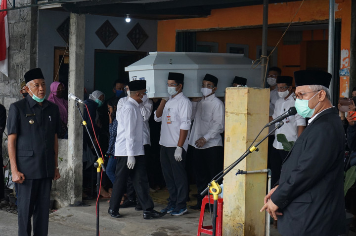 Upacara pemakaman staf KPU Yahukimo ini diawali dengan penyerahan jenazah dari keluarga yang diwakili Bupati Sleman Sri Purnomo kepada Ketua KPU RI Arief Budiman untuk dimakamkan.