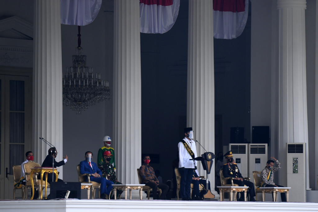 Presiden Joko Widodo (kedua kiri) berbincang dengan Mensesneg Pratikno (kiri) saat meninjau gladi Upacara Peringatan Detik-Detik Proklamasi Kemerdekaan Republik Indonesia di halaman Istana Merdeka, Jakarta. 
