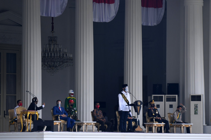 Presiden Joko Widodo (kedua kiri) berbincang dengan Mensesneg Pratikno (kiri) saat meninjau gladi Upacara Peringatan Detik-Detik Proklamasi Kemerdekaan Republik Indonesia di halaman Istana Merdeka, Jakarta. 
