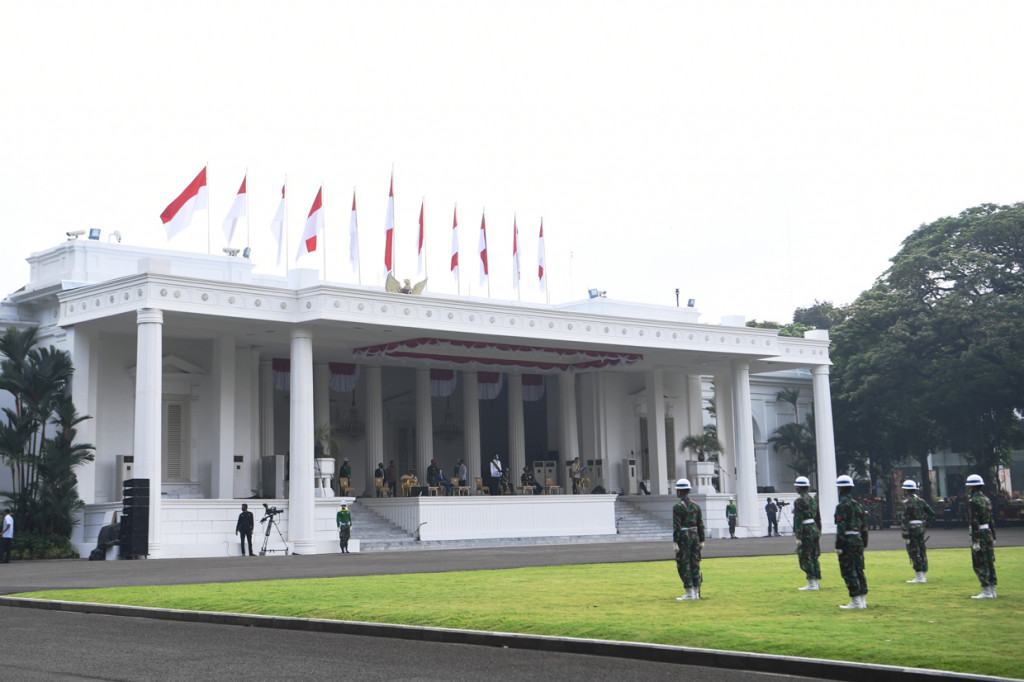 Sebelumnya, Kepala Sekretariat Presiden, Heru Budi Hartono menyebutkan pihak yang hadir saat upacara kemerdekaan di Istana Merdeka  hanya terdiri dari Presiden beserta istri, Wakil Presiden beserta istri, pejabat yang bertugas, Panglima TNI dan Kapolri.