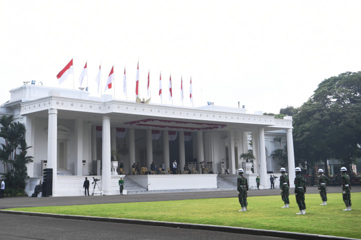Sebelumnya, Kepala Sekretariat Presiden, Heru Budi Hartono menyebutkan pihak yang hadir saat upacara kemerdekaan di Istana Merdeka  hanya terdiri dari Presiden beserta istri, Wakil Presiden beserta istri, pejabat yang bertugas, Panglima TNI dan Kapolri.