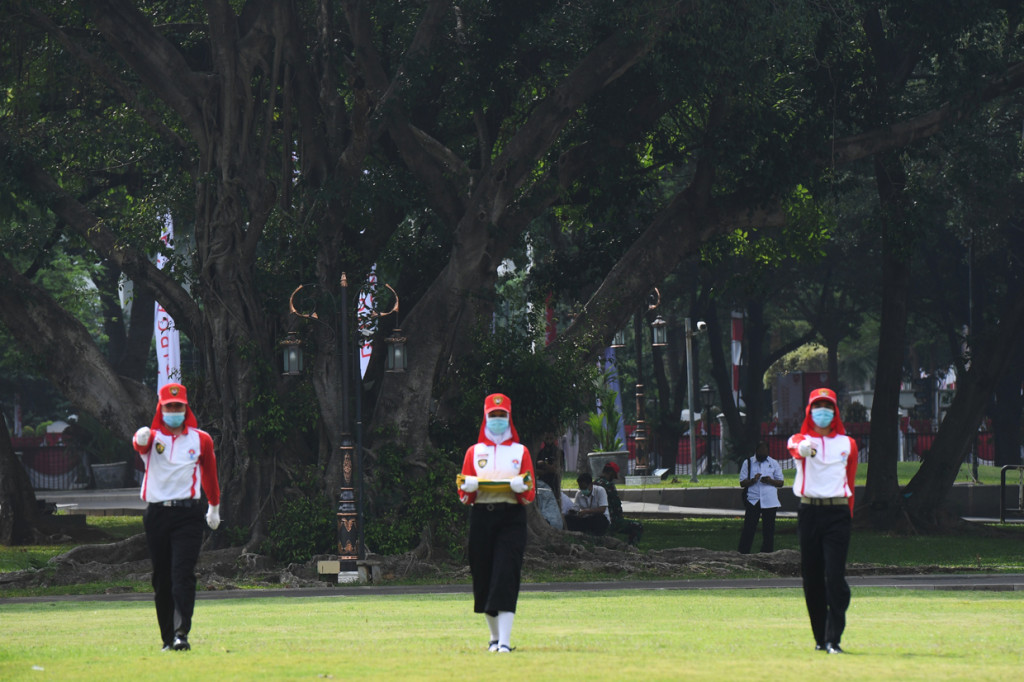 Para menteri dan tokoh lain tetap diundang namun hanya mengikuti jalannya upacara secara virtual. Selain itu, Paskibraka yang bertugas hanya berjumlah tiga orang pengibar bendera beserta cadangan, yang diambil dari Paskibraka cadangan Tahun 2019.