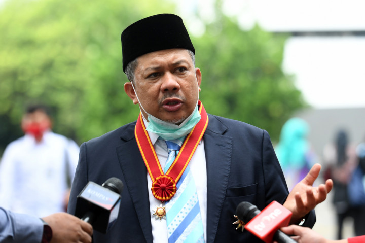 Presiden Jokowi memberikan tanda jasa dan tanda kehormatan Republik Indonesia kepada 53 orang, dua di antaranya politikus Fadli Zon dan Fahri Hamzah.