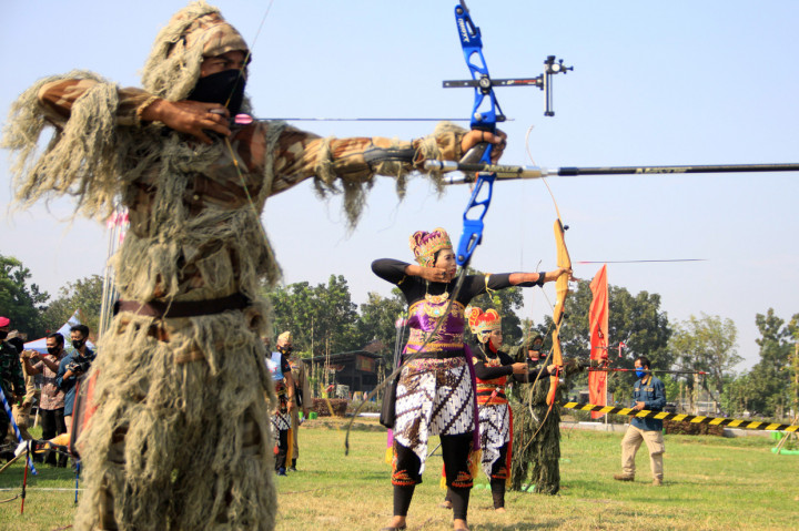 Atlet Panahan Pasmar 2 memakai pakaian tokoh pewayangan Srikandi saat latihan memanah di Lapangan Panahan Markas Komando Pasmar 2 Korps Marinir Gedangan, Sidoarjo, Jawa Timur.