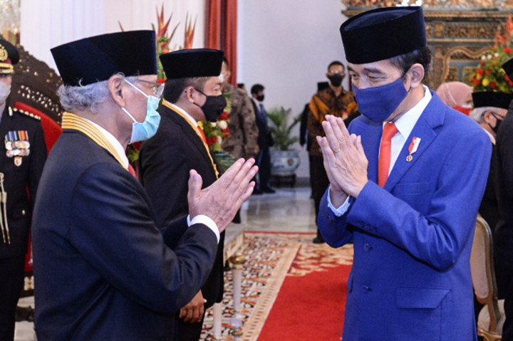 Jurnalis Senior Media Indonesia Saur Hutabarat mendapatkan ucapan selamat dari Presiden Joko Widodo seusai menerima anugerah Bintang Jasa Nararya dari Presiden di Istana Negara, Jakarta, Kamis, 13 Agustus 2020.