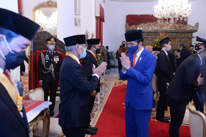 Saur Hutabarat menerima anugerah Bintang Jasa Nararya dari Presiden karena dinilai berjasa telah mengabdikan dirinya di dunia kewartawanan bagi masyarakat, bangsa, dan negara.