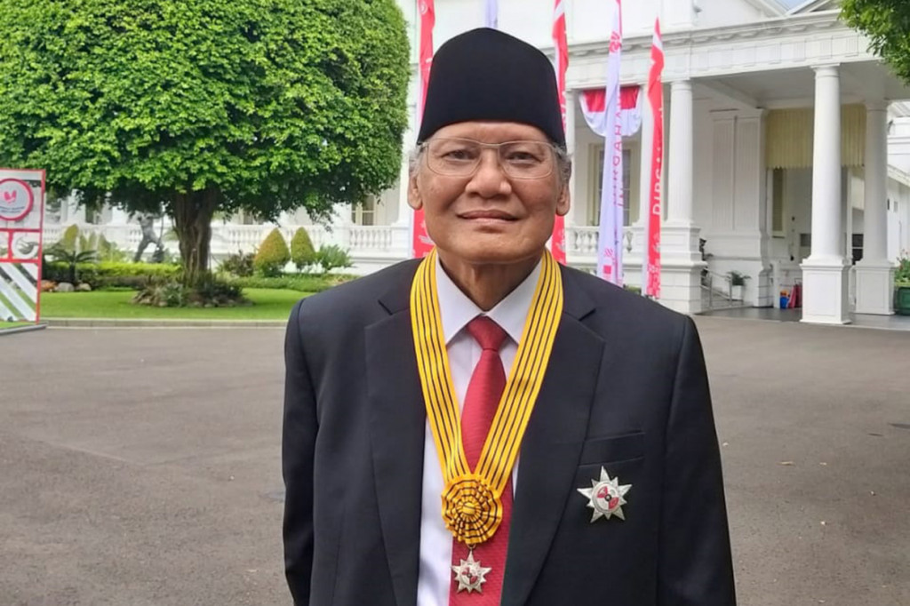 Saur Hutabarat usai dianugerahi tanda kehormatan Bintang Jasa Nararya menegaskan bahwa media harus menjadi barometer kebenaran.
