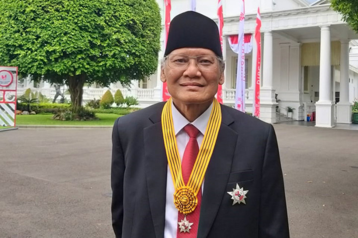 Saur Hutabarat usai dianugerahi tanda kehormatan Bintang Jasa Nararya menegaskan bahwa media harus menjadi barometer kebenaran.
