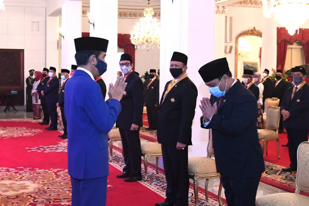 Presiden Joko Widodo menganugerahkan tanda jasa dan tanda kehormatan kepada 53 orang tokoh dalam rangka memperingati Hari Kemerdekaan ke-75 Republik Indonesia di Istana Negara, Jakarta, Kamis, 13 Agustus 2020.