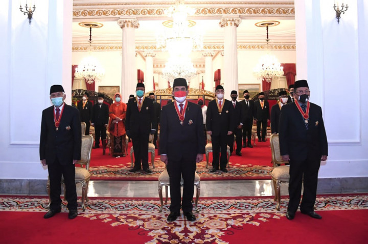 Penghargaan itu diberikan untuk pelbagai jasa yang telah dilakukan oleh para tokoh.