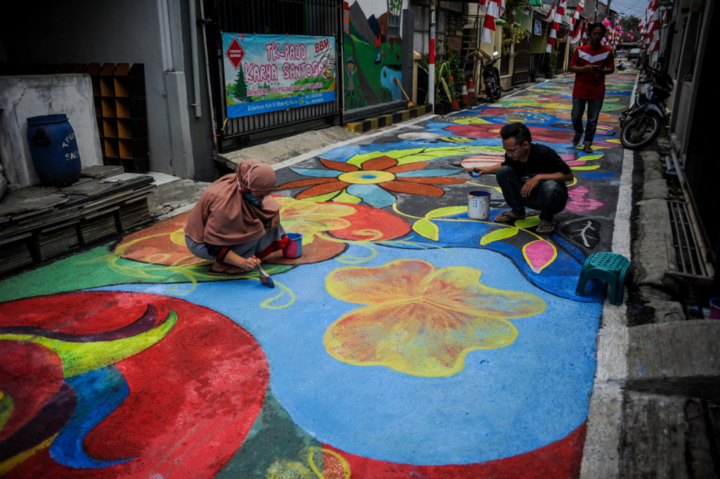 Warga menghias jalan dengan membuat mural berbagai motif di Rancasari, Bandung Jawa Barat.
