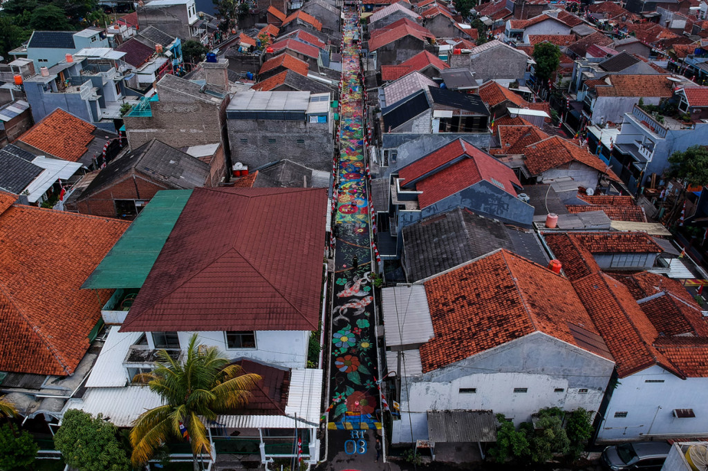 Foto udara mural berbagai motif yang dibuat oleh warga di Rancasari, Bandung Jawa Barat.