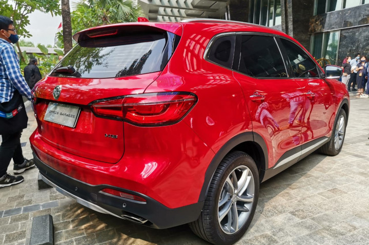 Mobil produksi Thailand ini menggabungkan unsur sporty dan elegan sebagai daya tarik eksteriornya.