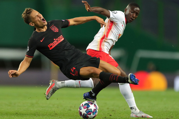 Laga kedua kesebelasan berlangsung ketat sejak wasit meniup peluit tanda pertandingan dimulai. Beberapa peluang tercipta namun belum berbuah gol.