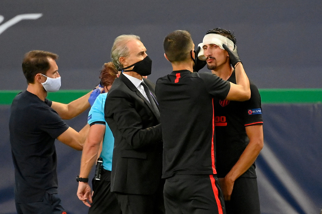 Duel ketat di antara kedua tim sempat dihentikan sementara pada menit ke-34 saat kepala Stefan Safic dan Marcel Halstenberg terluka akibat duel udara. Beruntung setelah mendapat perawatan, kedua pemain dapat melanjutkan permainan.