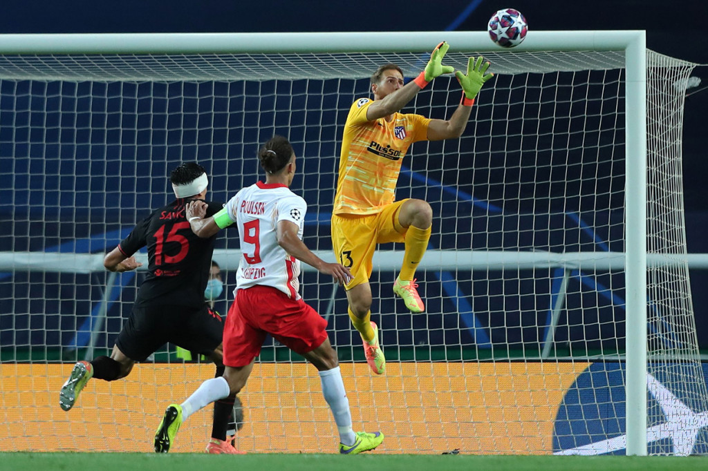 Leipzig yang unggul penguasaan bola pada babak pertama memiliki peluang terakhir menjelang turun minum. Kali ini sundulan Dayot Upamecano dari bola tendangan bebas masih mengarah lurus ke kiper Oblak.