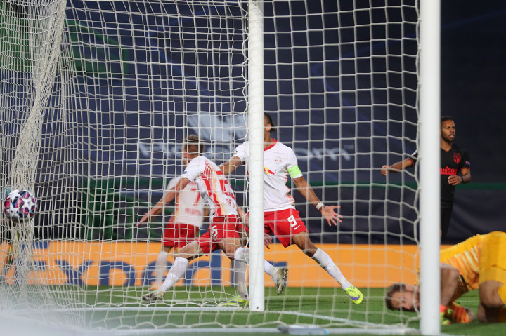 Kerja keras Leizpig untuk membongkar pertahanan Atletico akhirnya terbayar pada fase awal babak kedua. Sundulan Daniel Olmo penyambut umpan terukur Marcel Sabitzer berhasil menjebol gawang Oblak.