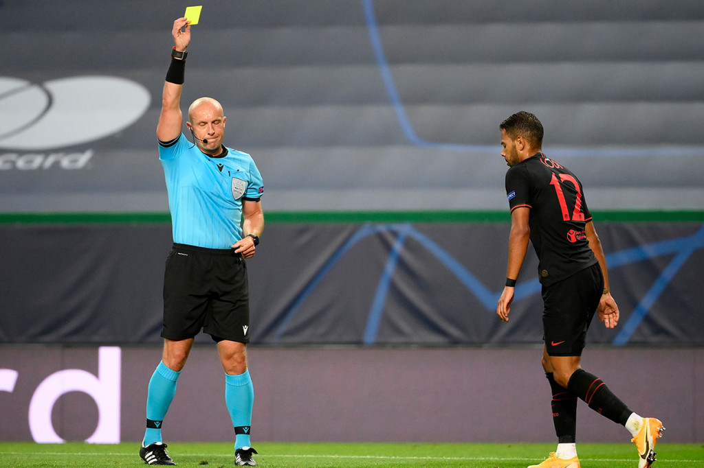 Bek kiri Atletico Renan Lodi sempat berharap mendapat hadiah penalti saat ia terjatuh di kotak penalti Leipzig. Alih-alih mendapat penalti, ia justru diganjar kartu kuning oleh wasit Szymon Marciniak.