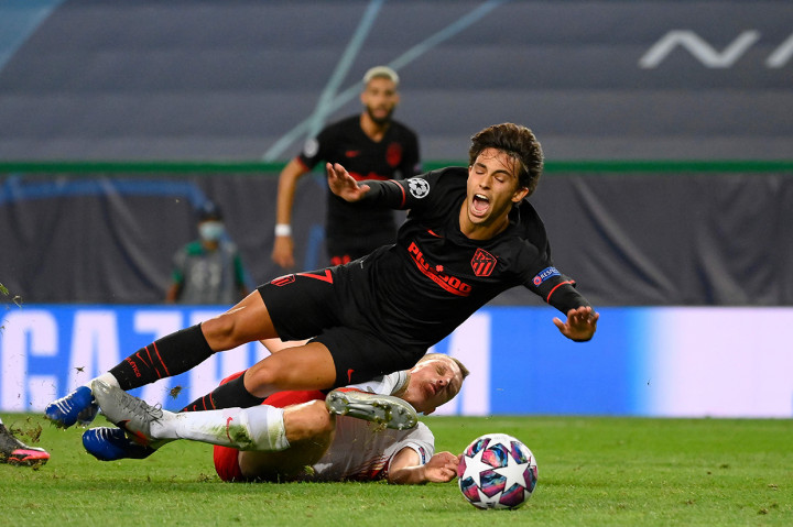 Namun Atletico benar-benar mendapat hadiah penalti setelah Lukas Klostermann menjegal Joao Felix di kotak terlarang. 