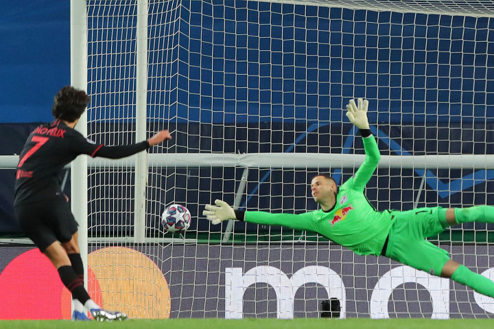 Felix sendiri yang menjadi algojo, dan bola sepakannya gagal ditahan kiper Gulacsi.