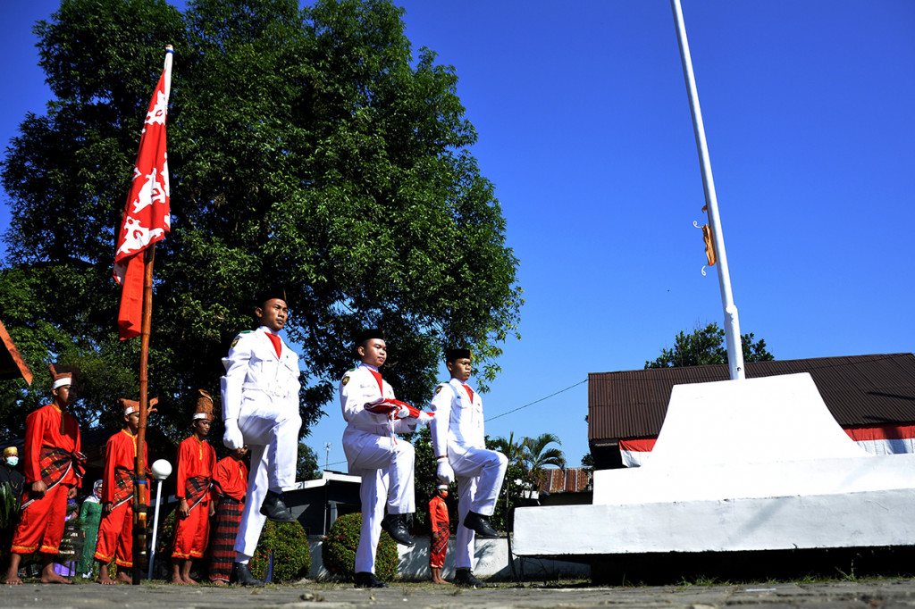 Pasukan pengibar bendera bersiap mengibarkan bendera Merah Putih saat upacara memperingati Kemerdekaan RI di Kawasan Balla Lompoa Kecamatan Bajeng, Kabupaten Gowa, Sulawesi Selatan, Jumat, 14 Agustus 2020.