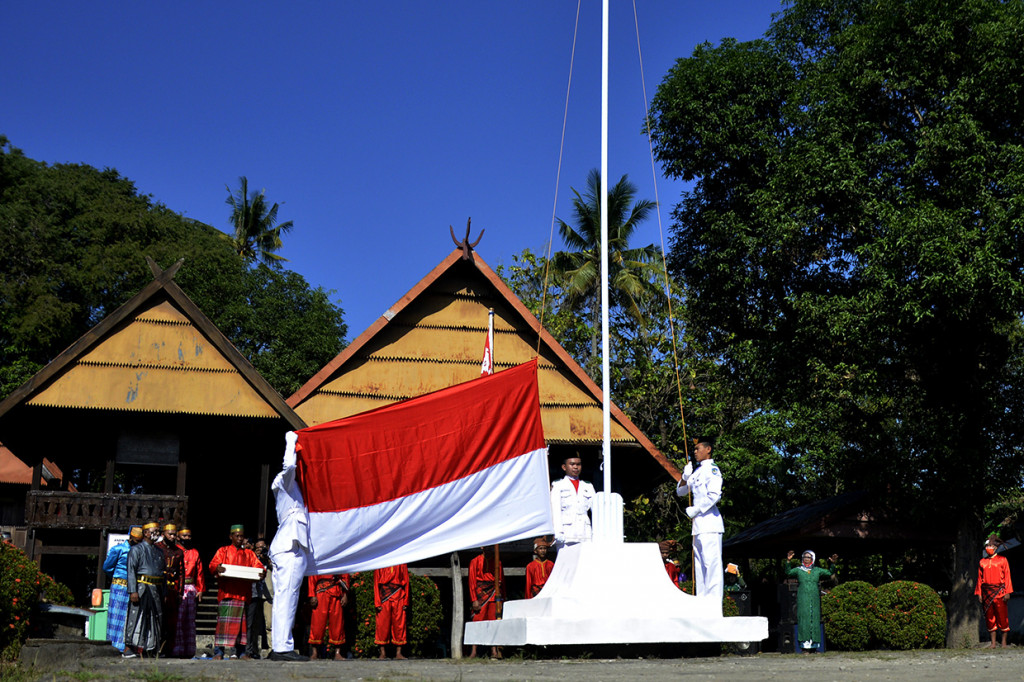 Setiap tanggal 14 Agustus warga Bajeng, Kecamatan Bajeng, Kabupaten Gowa, Sulawesi Selatan menggelar upacara adat pengibaran bendera Merah Putih. 