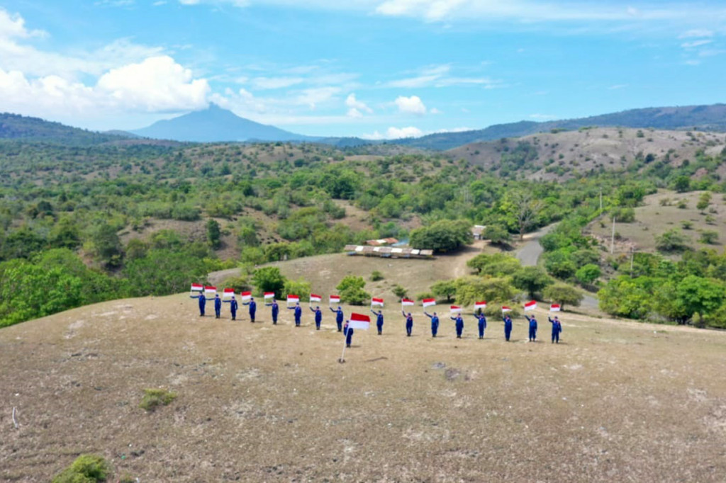 Pengibaran bendera Merah Putih di Bukit Soeharto dilakukan 17 personel Ditpolarud Polda Aceh di antaranya ada empat polwan yang termasuk tim penyelam handal Ditpolairud. 