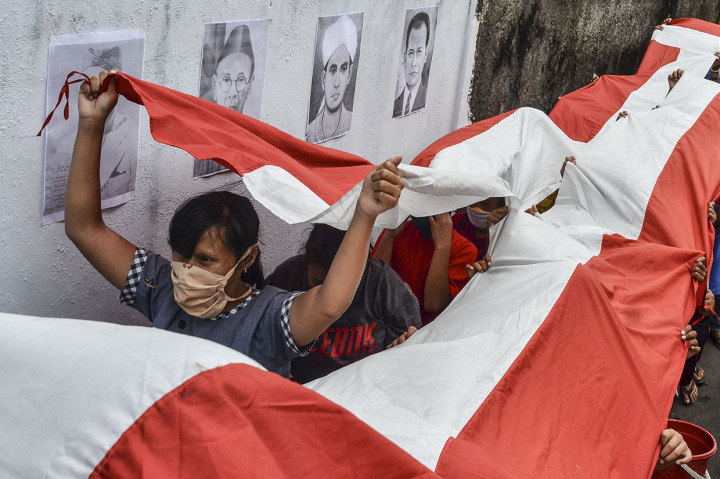 Sebelum mencuci bendera Merah Putih yang berjumlah 17 buah tersebut, bendera diarak oleh anak-anak sambil menyanyikan lagu nasional Hari Merdeka (17 Agustus) dan membawa foto Presiden ke-1 RI Soekarno. 