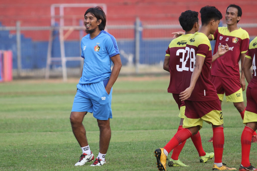 Pelatih baru Persik Kediri Budi Sudarsono (kiri) memimpin latihan di Stadion Brawijaya, Kota Kediri, Jawa Timur, Jumat, 14 Agustus 2020. 