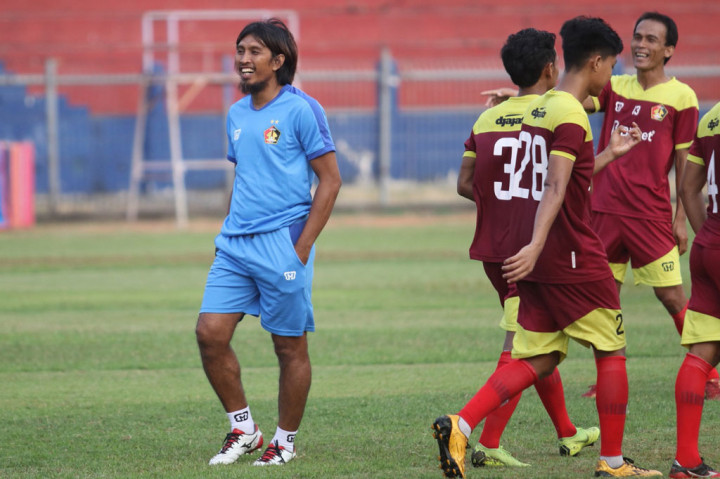 Pelatih baru Persik Kediri Budi Sudarsono (kiri) memimpin latihan di Stadion Brawijaya, Kota Kediri, Jawa Timur, Jumat, 14 Agustus 2020. 