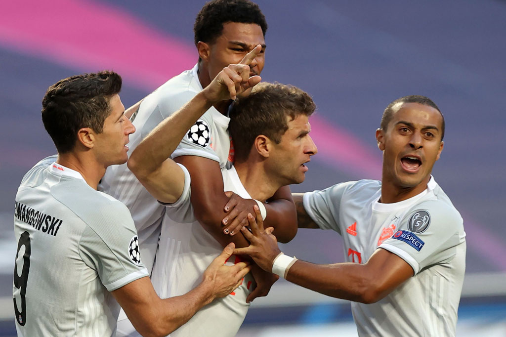 Kedua tim langsung bermain dengan tempo tinggi sejak awal. Baru memasuki menit keempat, gawang Barcelona sudah kemasukan setelah Thomas Mueller memainkan operan satu-dua dengan Robert Lewandowski, sebelum mengakhirinya dengan sepakan tanpa dapat dihalau kiper Marc-Andre ter Stegen.