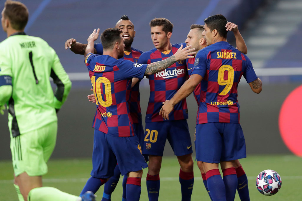 Keunggulan Bayern hanya bertahan tiga menit. Pada menit ketujuh, Jordi Alba mengirimkan umpan silang yang tanpa sengaja disepak David Alaba saat berusaha menyapu bola namun masuk ke gawangnya sendiri.