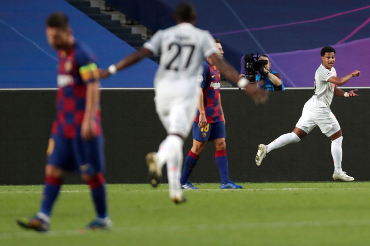 Serge Gnabry kemudian mencatatkan namanya di papan skor pada menit ke-28. Diawali dari operan Thiago ke Leon Goretzka, bola kemudian diteruskan ke Gnabry yang mengonversinya dengan sepakan keras kaki kanan menjadi gol ketiga Bayern.