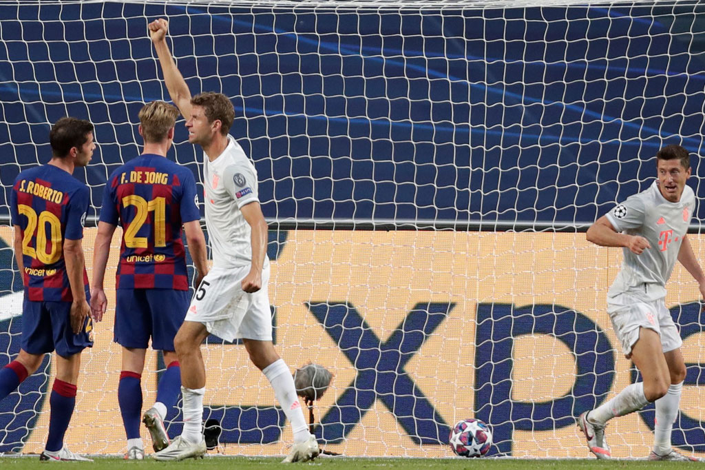 Sebelum babak pertama usai, Bayern masih menambah gol lewat Mueller. Sepakan voli Mueller meneruskan umpan Kimmich membuat Ter Stegen harus memungut bola untuk keempat kalinya.