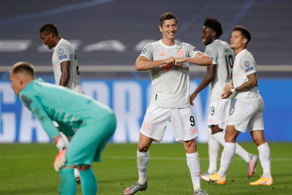 Robert Lewandowski kemudian mengukir gol ke-14nya di Liga Champions musim ini, sekaligus gol ke-50nya di kompetisi elit Eropa itu. Mendapat umpan dari pemain pengganti Philippe Coutinho, ia dengan mudah menanduk bola melesak ke gawang Barca.