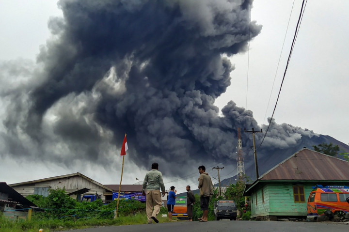 Gunung Sinabung di Kabupaten Karo, Provinsi Sumatera Utara, Jumat, 14 Agustus 2020 sekira pukul 10.30 WIB kembali menyemburkan debu vulkanik setinggi 2.100 meter di atas puncak atau sekitar 4.560 meter di atas permukaan laut.