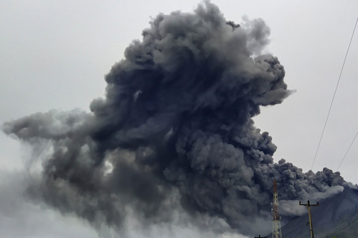 Empat kecamatan di Kabupaten Karo terkena dampak erupsi Gunung Sinabung yang menyemburkan abu vulkanik setinggi 2.100 meter. Wilayah yang terdampak abu vulkanik Gunung Sinabung yakni Kecamatan Naman Teran, Kecamatan Berastagi, Kecamatan Dolat Rayat, dan Kecamatan Merdeka.