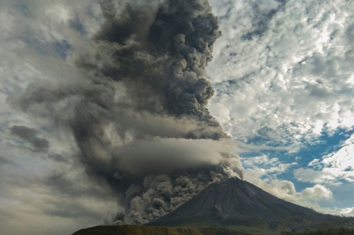 Saat ini Gunung Sinabung berada pada status Level III (Siaga) dengan rekomendasi warga maupun petani agar tidak melakukan aktivitas di desa-desa yang sudah direlokasi, serta lokasi di dalam radius 3 km dari Puncak Gunung Sinabung.Kemudian radius sektoral 5 km untuk sektor selatan-timur, dan 4 km untuk sektor timur-utara.