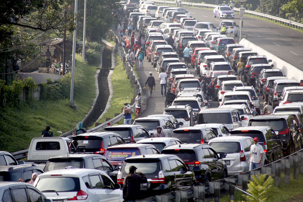Kepadatan kendaraan menuju jalur wisata Puncak, Gadog, Kabupaten Bogor, Jawa Barat, Sabtu, 15 Agustus 2020.